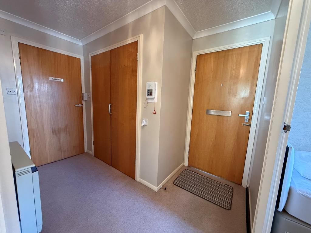 Lot: 128 - TWO-BEDROOM GROUND FLOOR RETIREMENT FLAT - Hallway showing storage cupboard